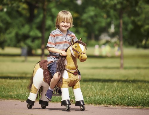 Pluchen rijdende paarden van Ponnie zijn actief speelgoed