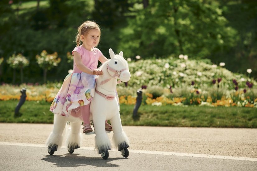 Wit rijdend paard van Ponnie, Tiara, maat S, met roze zadel